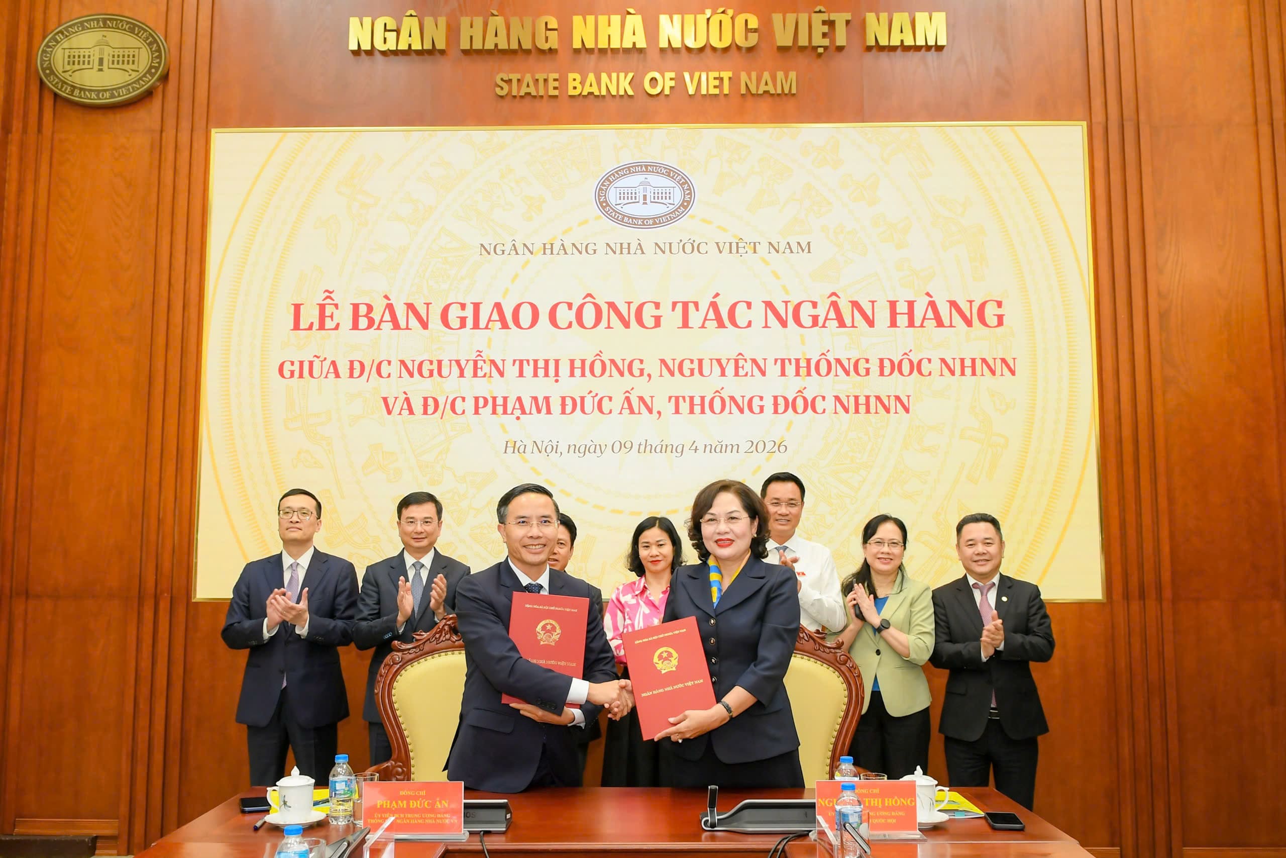9.4 1 Lễ bàn giao công tác ngân hàng.jpg